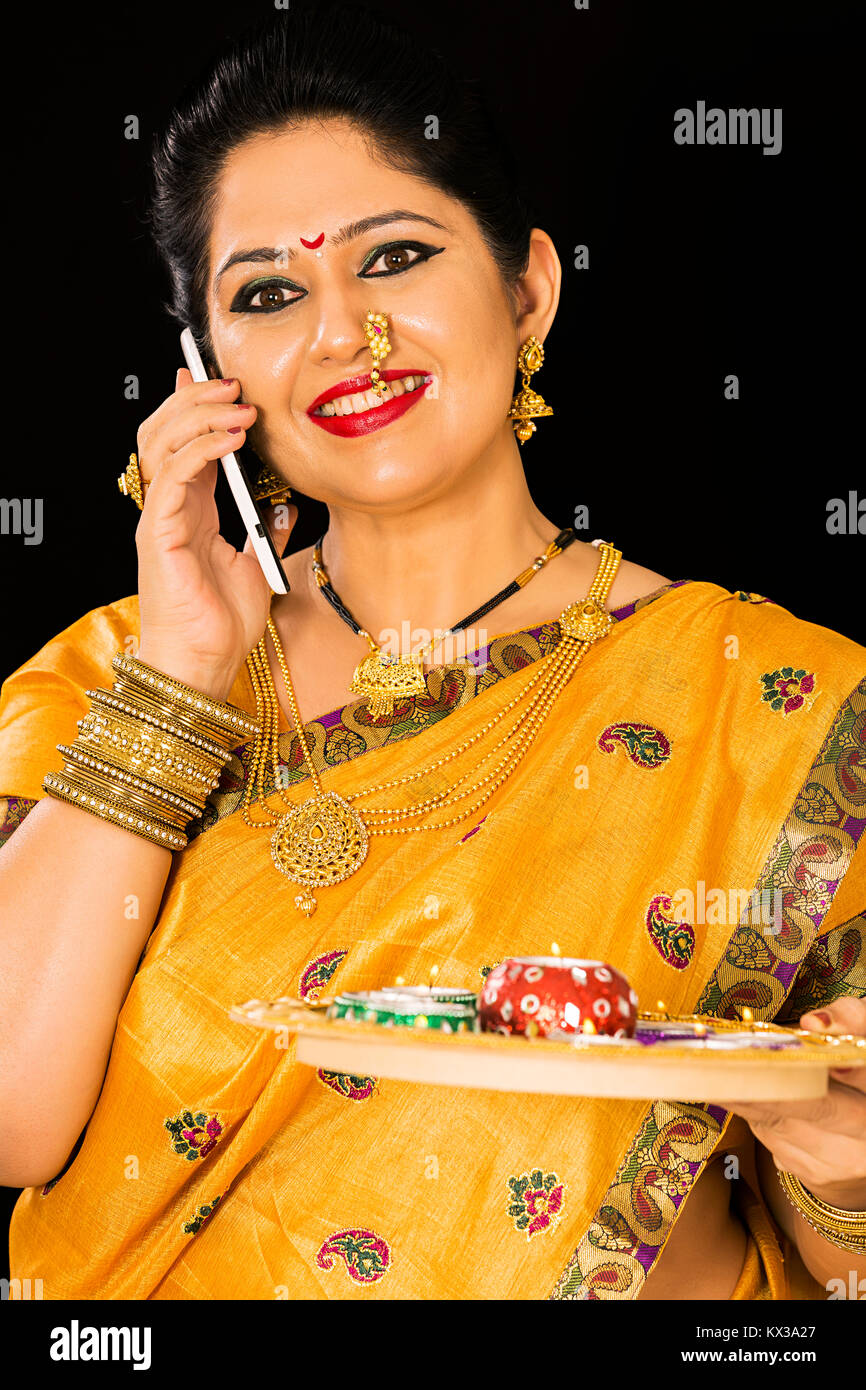Marathi indien Diwali Festival Femme Téléphone parlant avec lampes à huile Banque D'Images