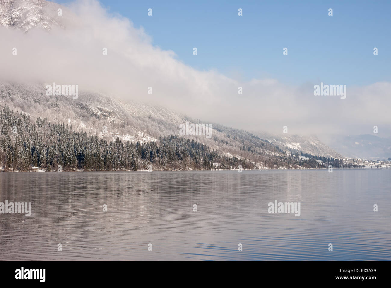 Lac d'hiver paysage avec reflactions Banque D'Images