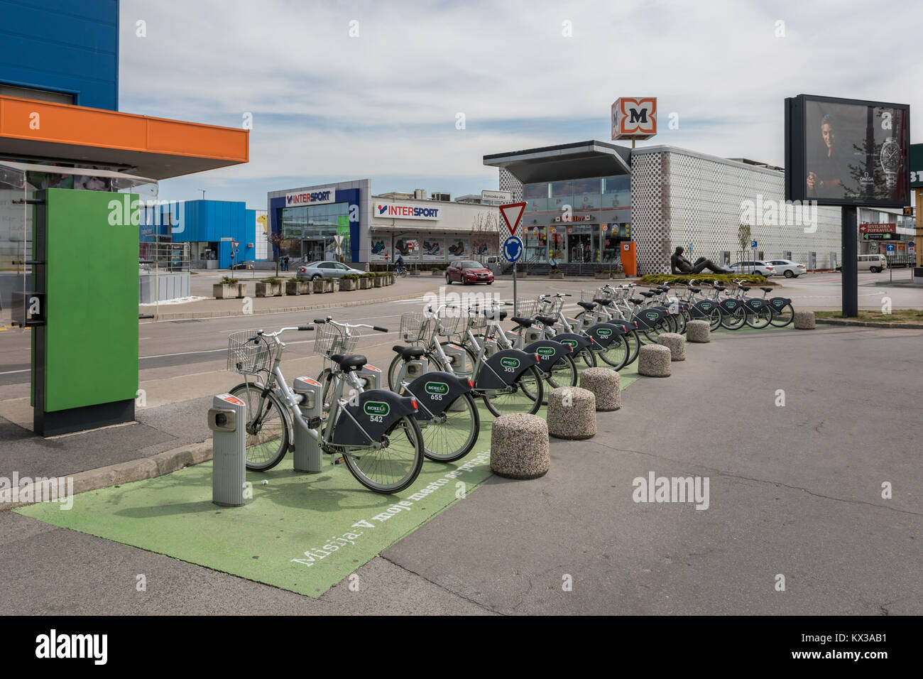 BicikeLJ dans la borne libre-service BTC City, Ljubljana, Slovénie Banque D'Images
