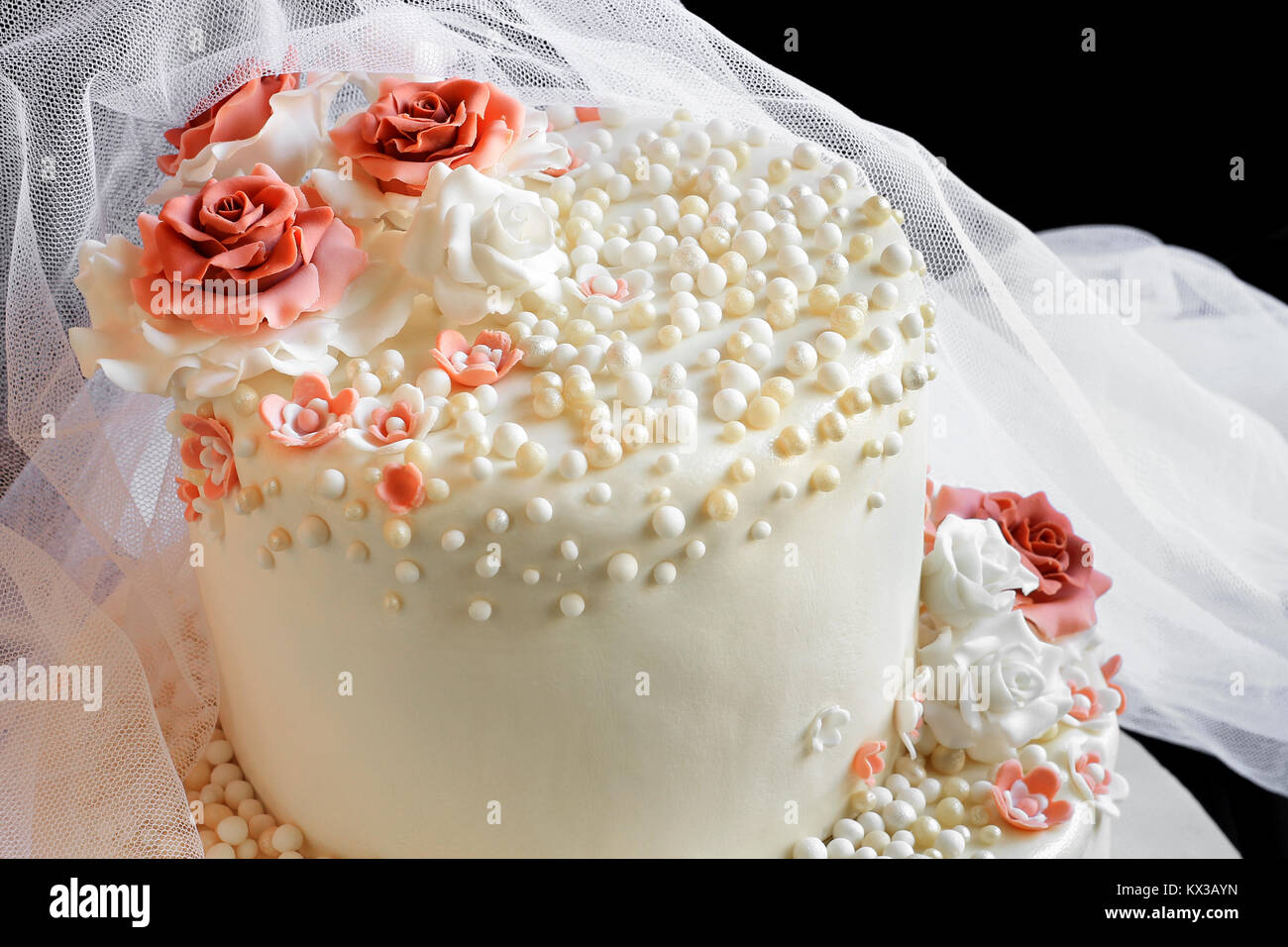 Morceau de gâteau avec des roses et voile libre Banque D'Images