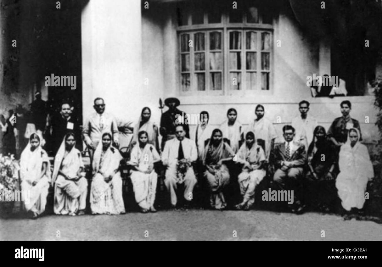 Photographie de groupe montrant le Dr Babasaheb Ambedkar avec des militantes du mouvement Ambedkarite, mettant l'accent sur les efforts de justice sociale et d'égalité en Inde Banque D'Images
