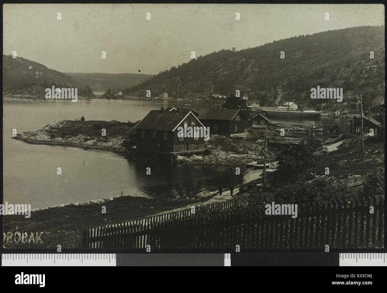 Une image photographique représente le village de Dråbak (emplacement présumé), en Norvège, présentant l'architecture rurale norvégienne traditionnelle, le paysage et l'environnement bâti. Banque D'Images