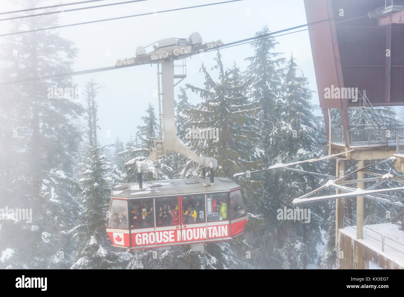 North Vancouver, Canada - 30 décembre 2017 : Grouse Mountain en gondole pleine de gens à jour d'hiver brumeux. Banque D'Images