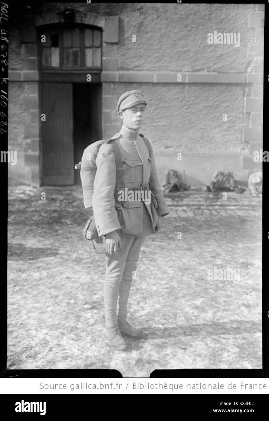 Débarquement des Portugais à Brest 1er contingent d'artillerie de la 1re division d'artillerie, un soldat posant Banque D'Images