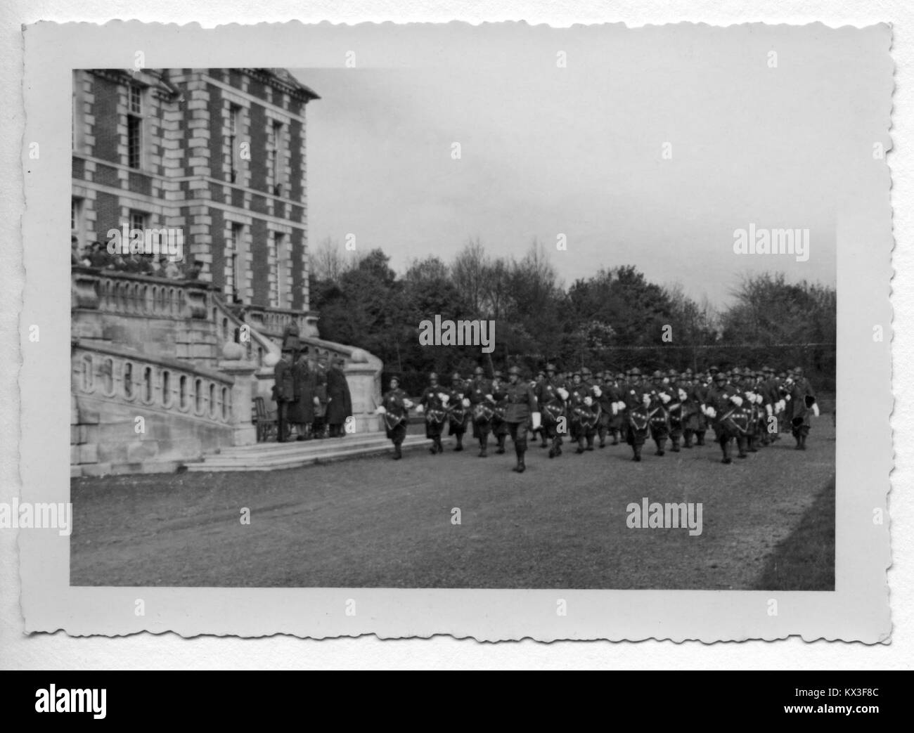 Cette photographie de mai 1940 capture un défilé militaire français devant le Château d'Havrincourt, illustrant la présence militaire au début de la première Guerre mondiale Banque D'Images