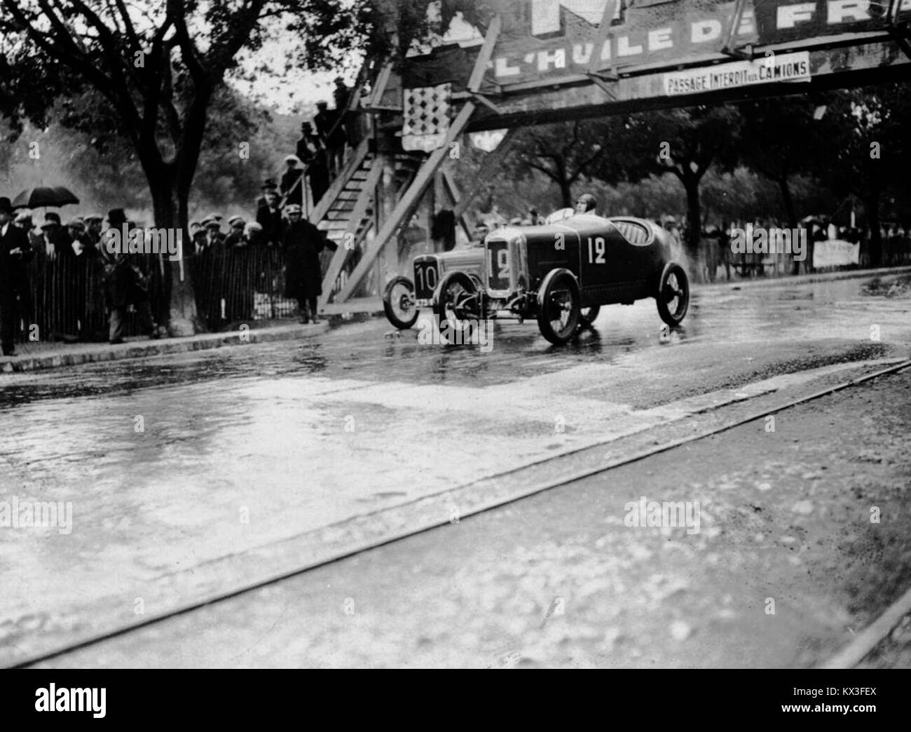 Cette photographie montre le début d'une course ou d'un événement à Nîmes, reflétant l'importance de l'emplacement dans le sport automobile ou dans un autre contexte de compétition. Banque D'Images