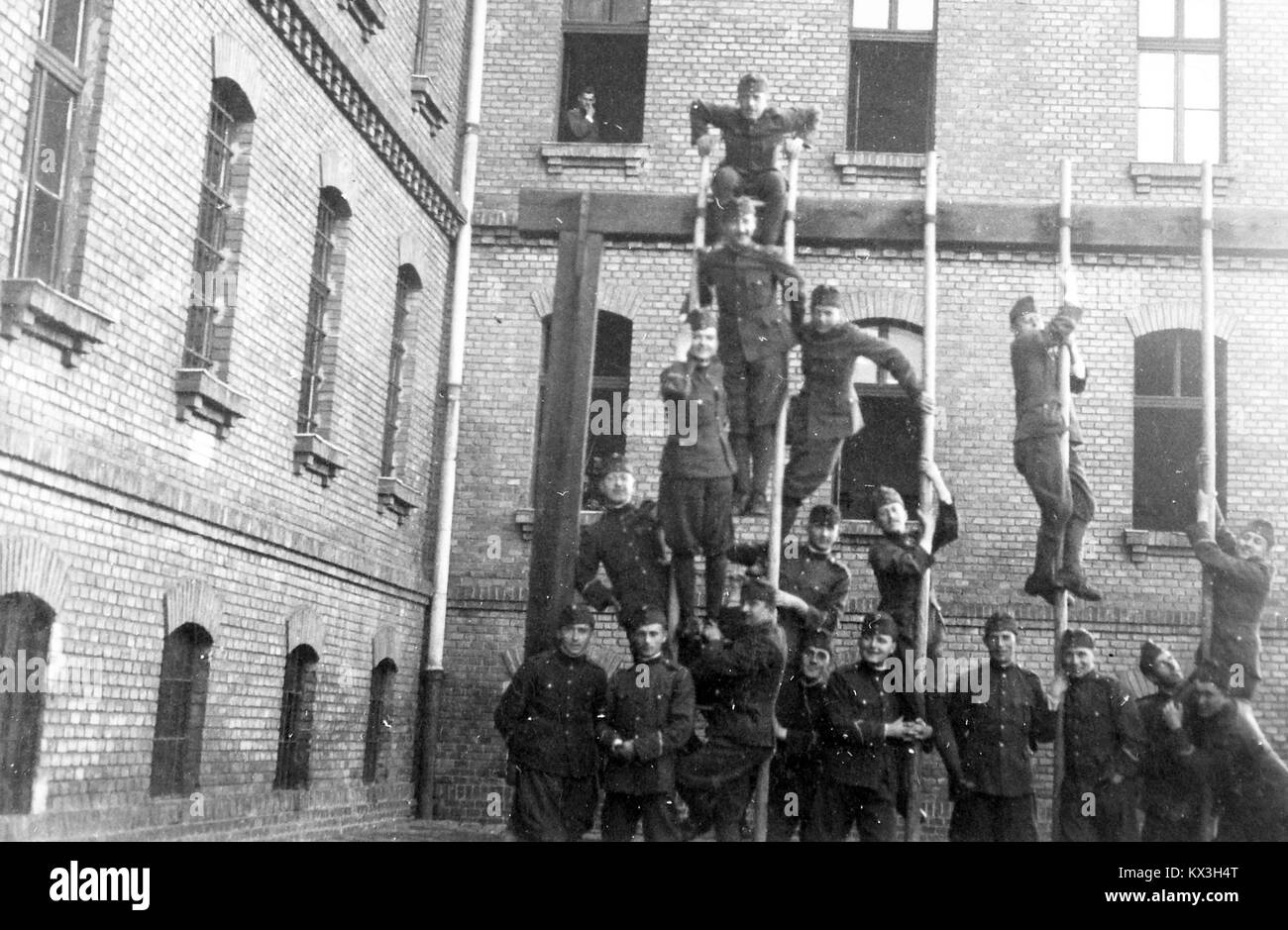 Photographie de la caserne d'infanterie Ferenc József en Hongrie, montrant de grands bâtiments militaires de style pavillon et des terrains de parade qui faisaient partie de l'infrastructure de l'armée austro-hongroise construite vers 1898. Banque D'Images