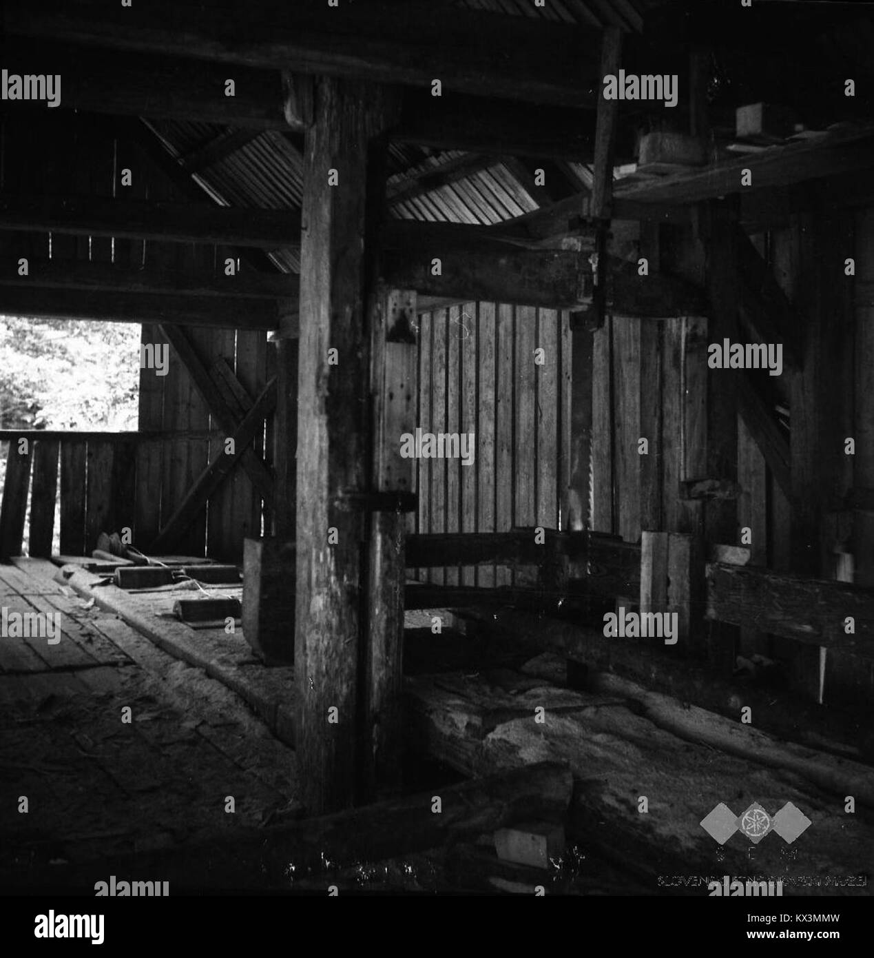Cette photographie de 1963 capture une scène rurale en Slovénie, montrant des ouvriers coupant du bois dans une gorge le long du chemin de SV. Vida à Skomarje. L'image reflète les pratiques forestières traditionnelles slovènes et la vie rurale. Banque D'Images