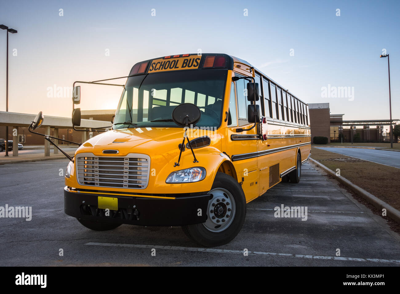 Noir Jaune sur le terrain de l'école en autobus scolaire véhicule de  transport Photo Stock - Alamy