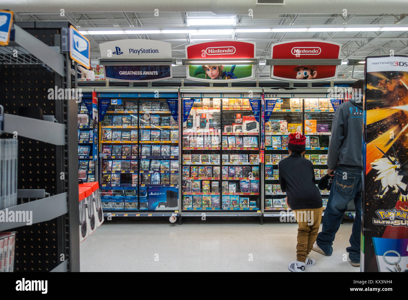 La Section jeu vidéo de Wal-Mart petit garçon à la scène Jeux de shopping en décembre 2017 Banque D'Images