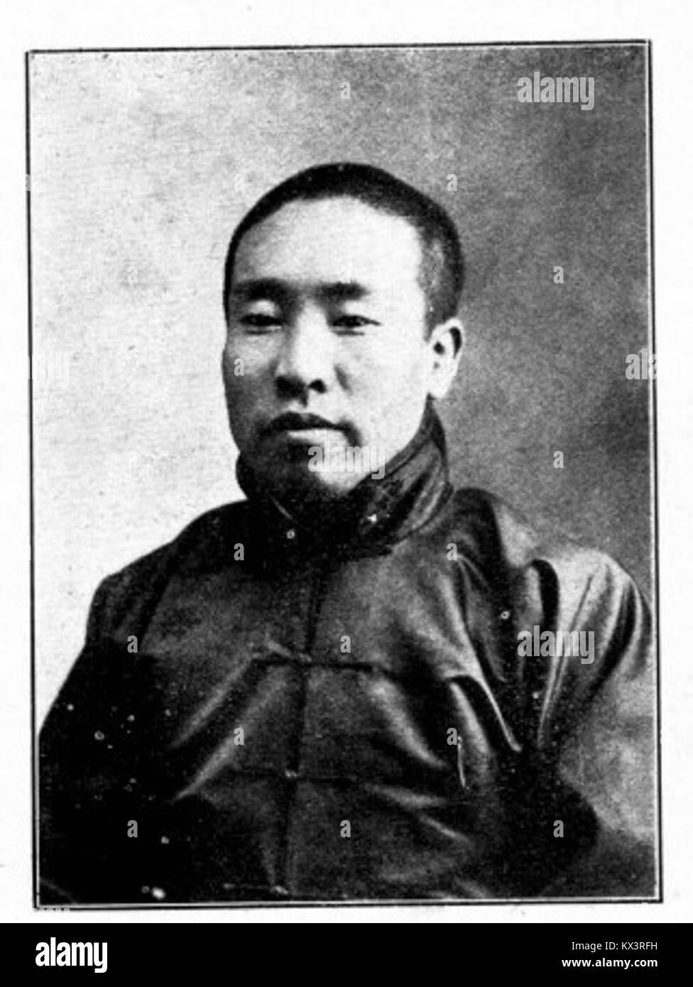 Wang Hongwen (1935-1992) était une personnalité politique chinoise et membre du « gang des quatre » pendant la Révolution culturelle. Il a occupé des postes importants, notamment celui de vice-président du Parti communiste chinois et de membre du Comité permanent du Politburo. Né à Changchun, dans la province de Jilin, il était ouvrier d'usine avant de prendre de l'importance dans les années 1960 Banque D'Images