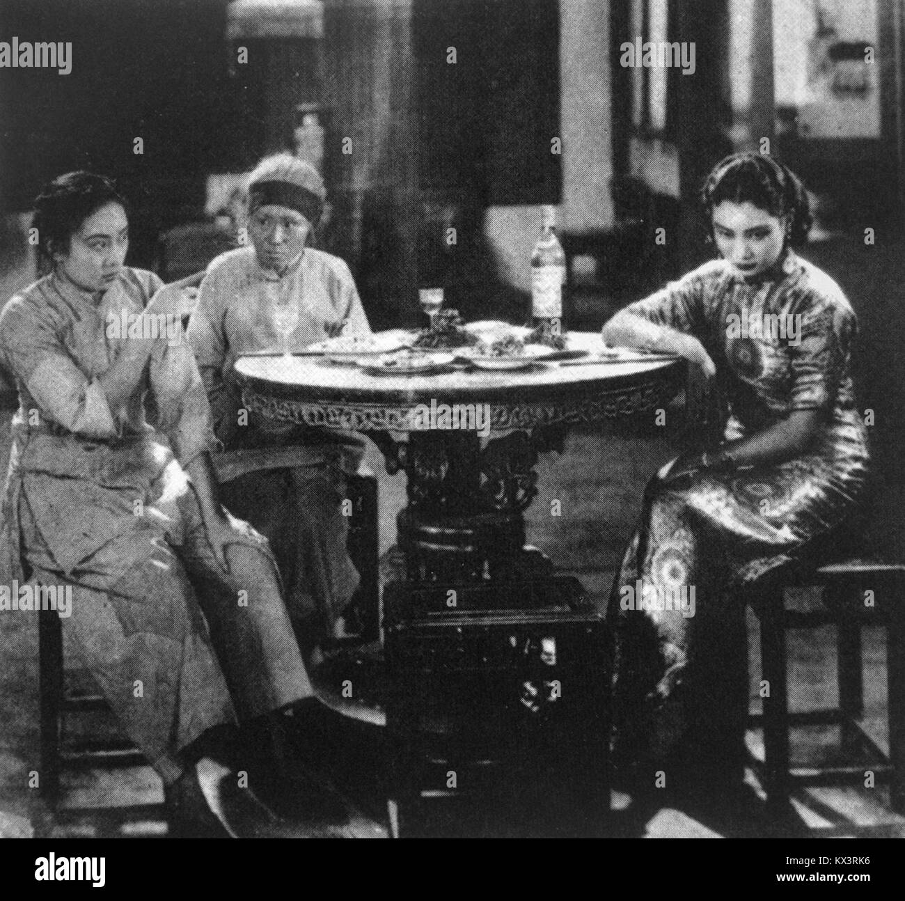 Film du film 'Sister Flowers' montrant des acteurs, costumes et composition de scène Banque D'Images