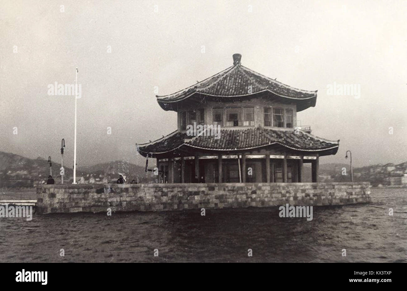 Image historique du Pavillon Huilange à Qingdao Zhanqiao Pier pendant l'occupation en temps de guerre, montrant l'architecture et le contexte de la guerre. Banque D'Images