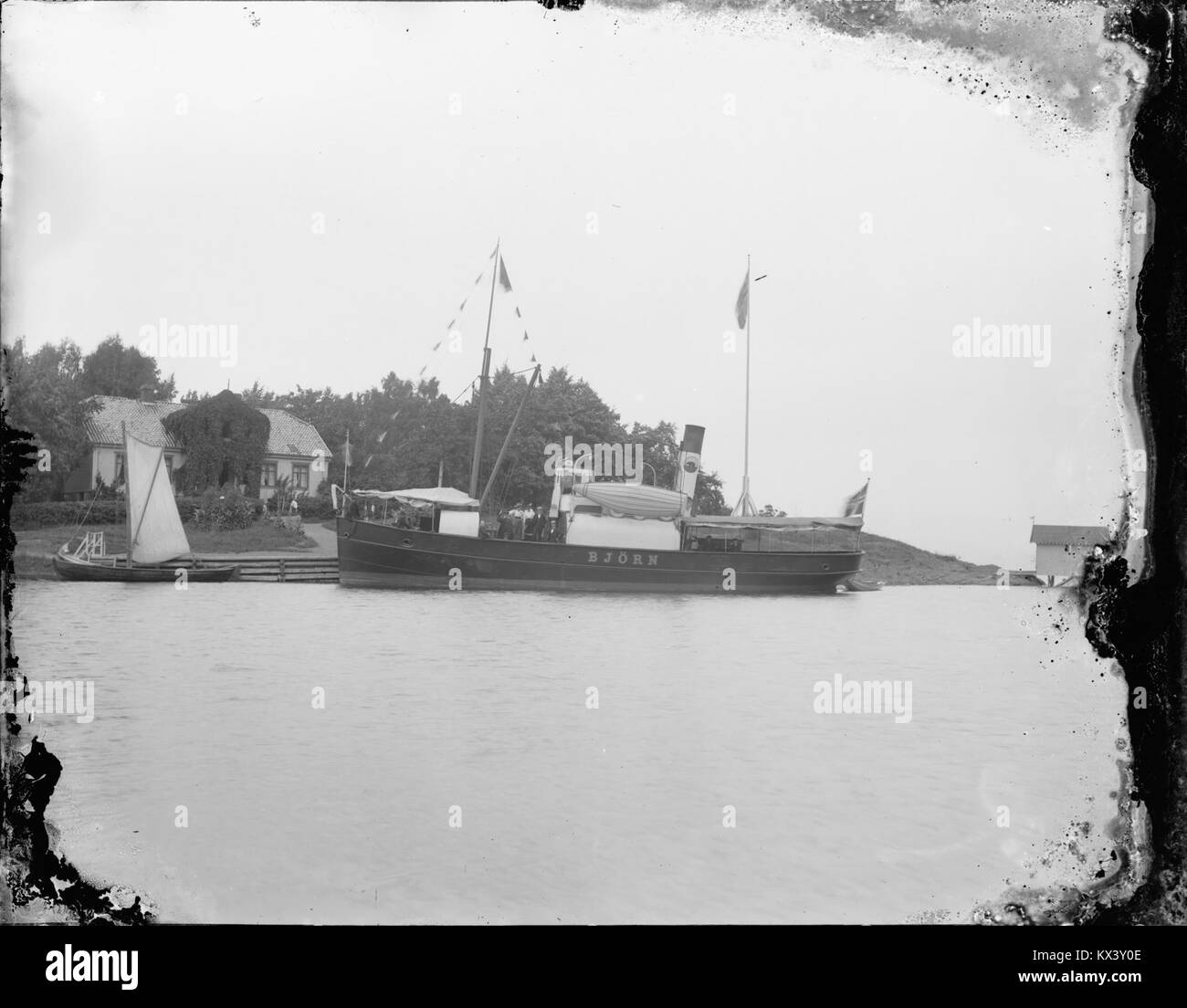 Cette image représente un bateau à vapeur, illustrant les premières technologies maritimes et les méthodes de transport, avec une pertinence historique dans l'histoire du transport maritime et naval. Banque D'Images