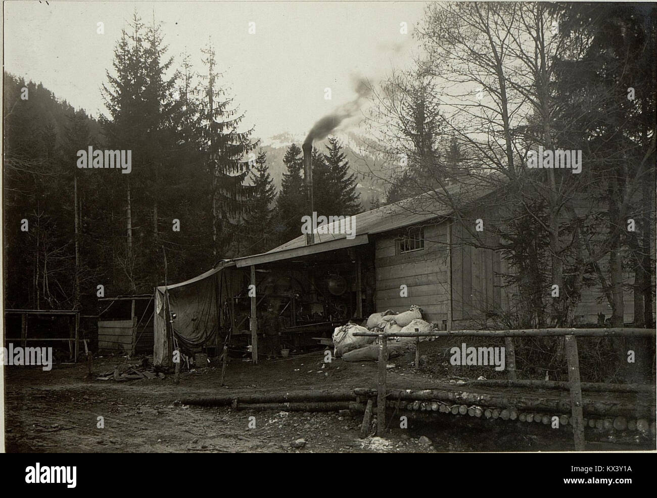 Cette photo de Mauthen montre une laverie à vapeur, une installation de l'époque passée qui utilisait la puissance de la vapeur à des fins de nettoyage. Les laveries à vapeur étaient courantes au XIXe siècle. Banque D'Images