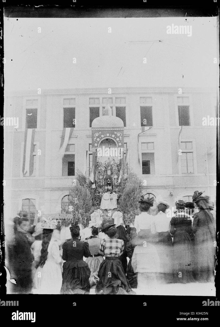 Cette image de la collection du Fonds Berthel représente une foire commerciale ou une exposition des années 1940, présentant des expositions d’art, d’artisanat et de produits industriels en Europe. Banque D'Images