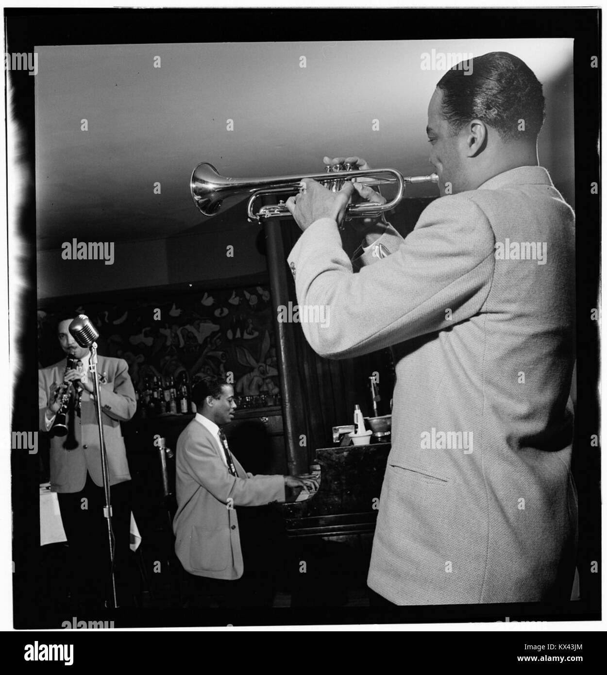 Voici un portrait de juin 1947, mettant en vedette Toby Browne, Kenny Kersey et Buck Clayton au Café Society du centre-ville de New York. L'image capture l'atmosphère culturelle et sociale du milieu du XXe siècle New York. Banque D'Images