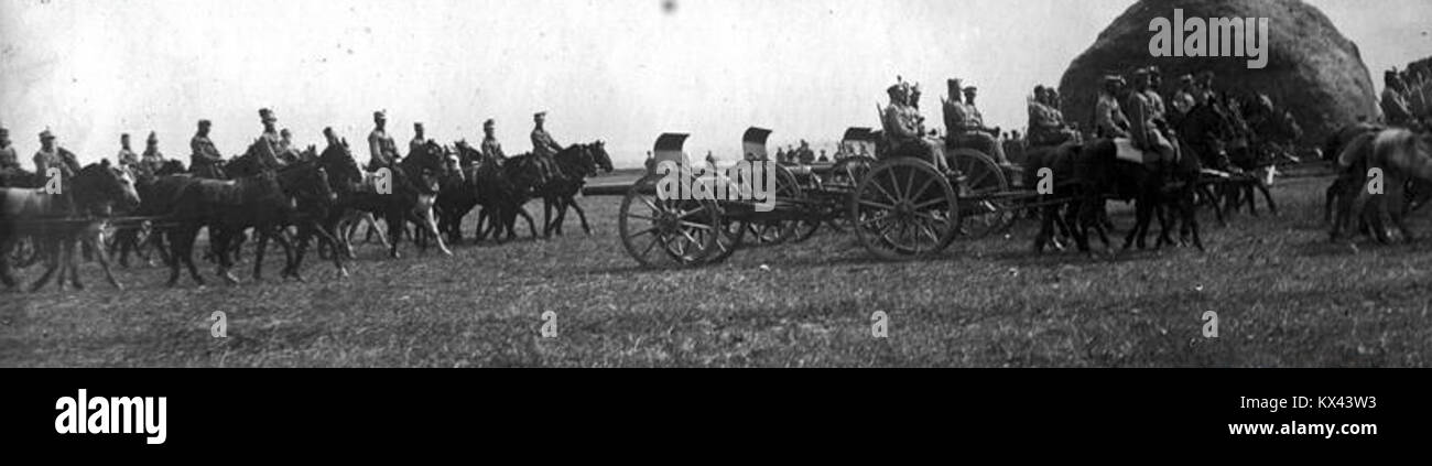 Cette photographie montre un défilé d'artillerie des légions polonaises, montrant des unités militaires, de l'équipement et des formations cérémonielles Banque D'Images