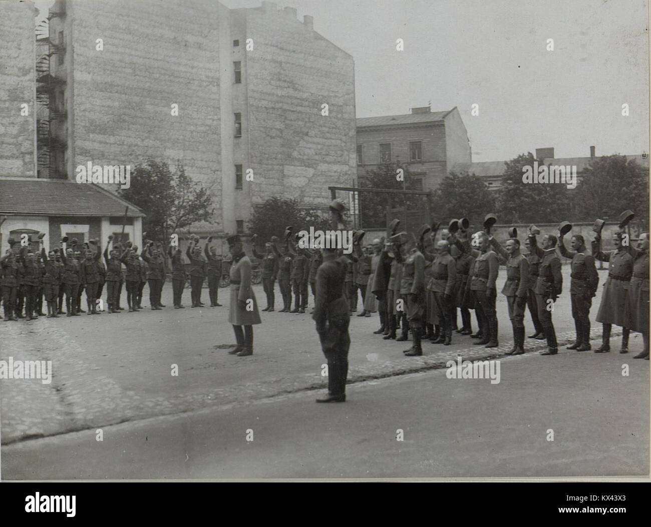 Photographie historique du défilé cérémoniel du Deutschmeister Regiment, illustrant les traditions militaires et l'organisation de la période. Banque D'Images