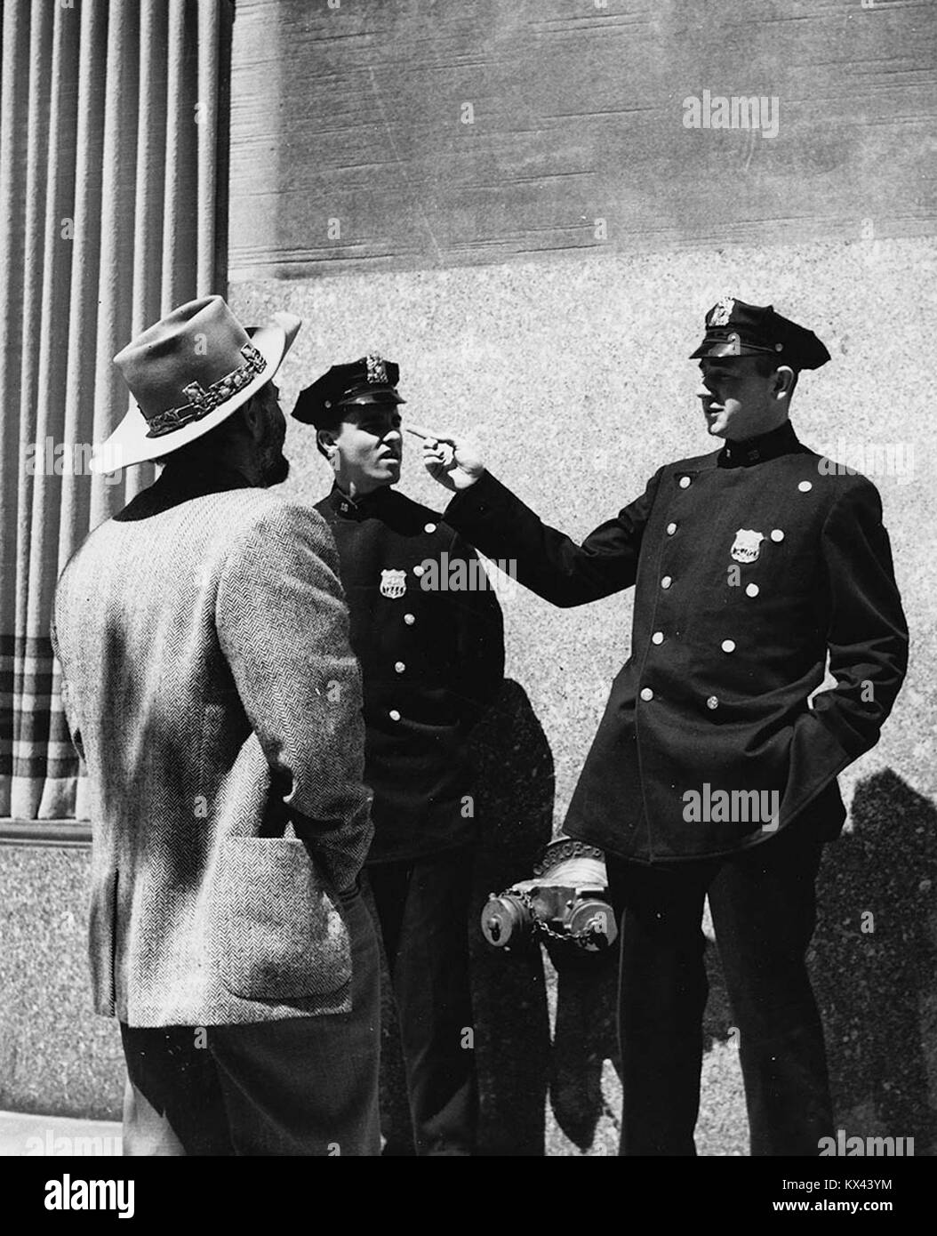 DeGrazia NYC visites et discussions avec un couple d'agents de police vers 1950. Photographie par Thomas Galvin. Banque D'Images