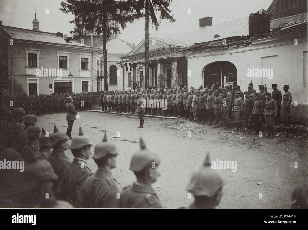 Cette image représente la cérémonie de décoration de Hans Ritter von Hemmer, chef d'état-major de l'armée australe allemande, recevant l'ordre militaire Max-Joseph de Bavière. Ce prix est l'une des plus hautes distinctions militaires de Bavière, reconnaissant le service militaire exceptionnel. Banque D'Images