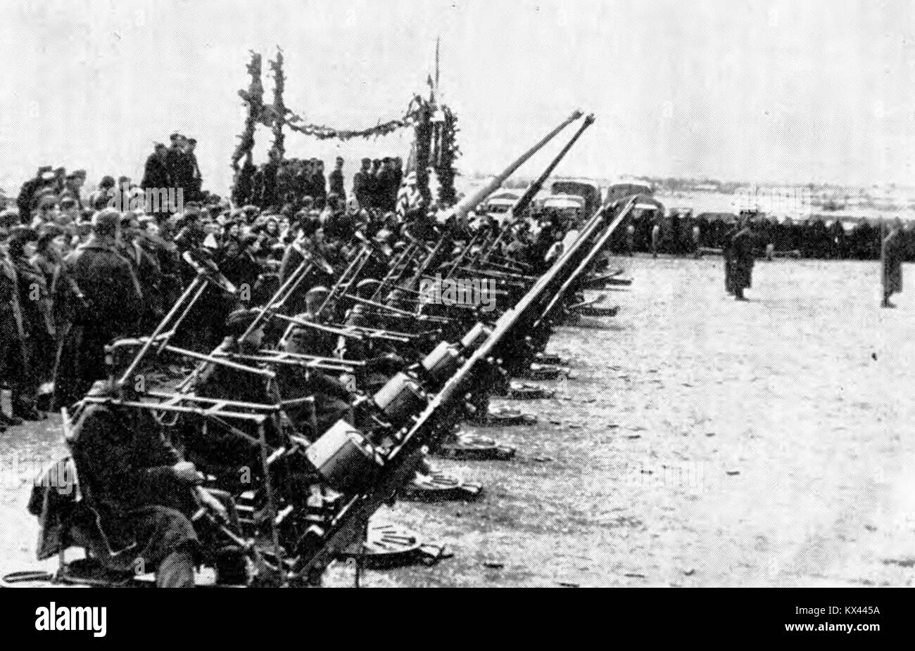 Photographie de la division anti-aérienne de la Brigade d'artillerie lourde motorisée IV de la 4e Armée lors d'un défilé cérémoniel à Kistanje le 12 mars 1945. Banque D'Images