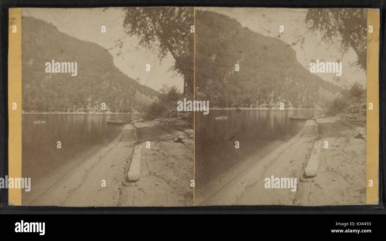 Cette photographie de Jesse A. graves capture la vue panoramique sur la rivière Delaware et le mont Tammany. L'image met en valeur la beauté naturelle et le paysage de la région. Banque D'Images