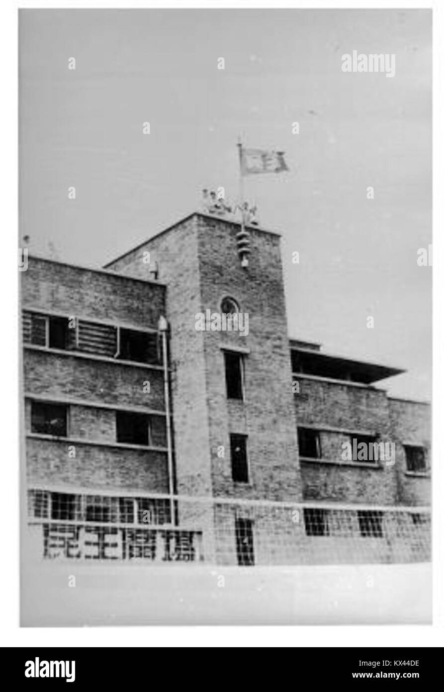 Cette photographie capture le drapeau de la démocratie affiché sur la place de la démocratie à l'Université de Pékin. L'image reflète l'engagement historique de l'université envers les idéaux démocratiques et l'activisme étudiant. Banque D'Images