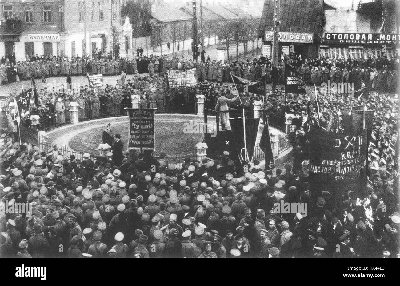 Manifestation publique organisée à Minsk le 1er mai 1917, reflétant l'activité politique et sociale pendant la période de l'Empire russe. Banque D'Images