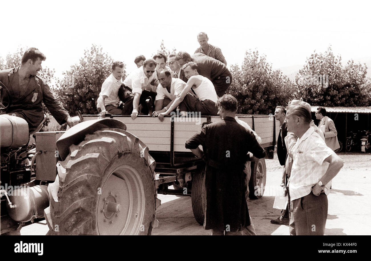 En 1962, l'usine Prva Petoletka de Maribor a introduit des freins pneumatiques pour les remorques de tracteur, une avancée technologique qui a amélioré la sécurité des tracteurs et l'efficacité opérationnelle dans l'agriculture, marquant une innovation significative dans les machines agricoles. Banque D'Images