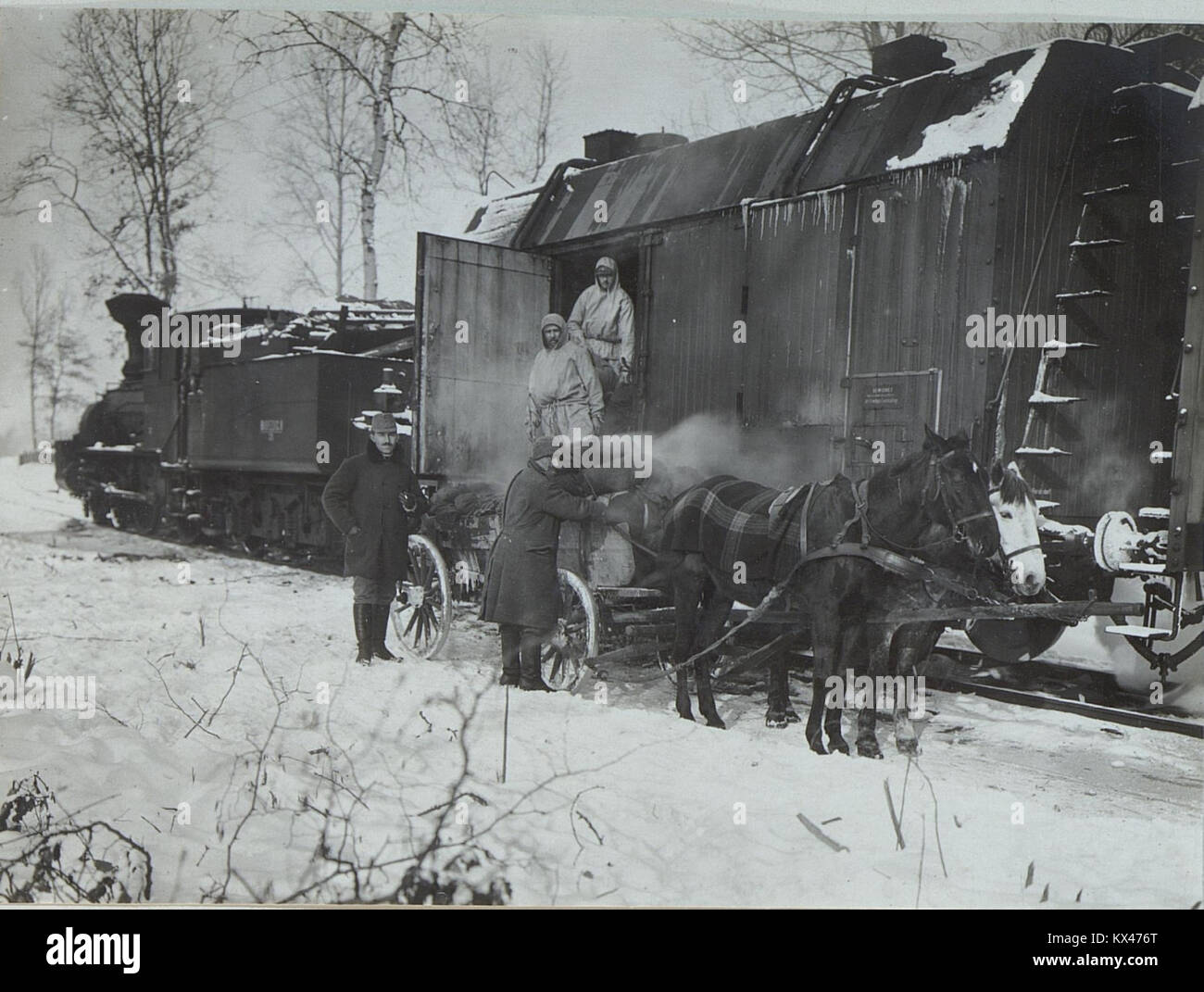 Cette image historique montre la désinfection du linge dans un train de baignade à Rogozno, reflétant les pratiques sanitaires et les innovations de santé publique de l’époque. Banque D'Images