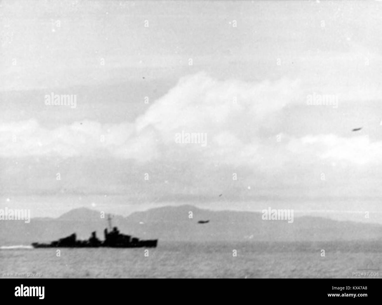 Destroyer avec bombardiers japonais au large de Guadalcanal 1942 Banque D'Images