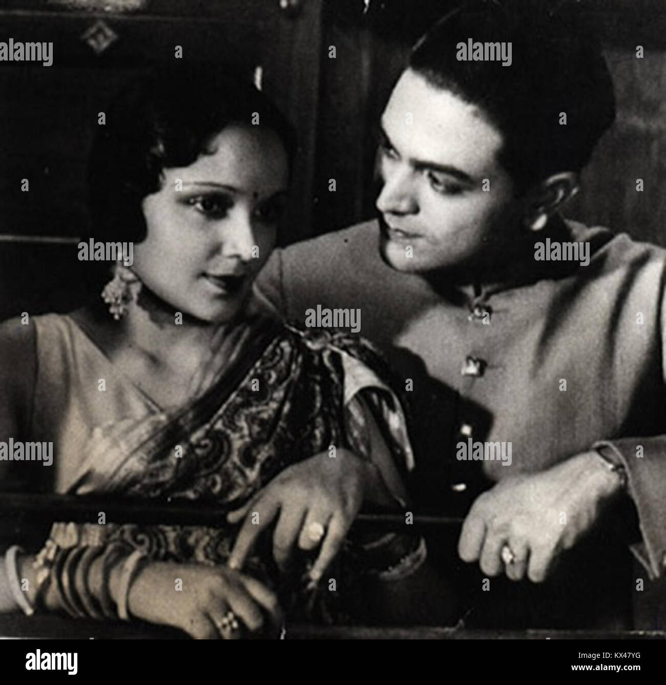 Devika Rani et Najmul Hasan dans Ki Jawani Hawa (1935 Photo Stock - Alamy