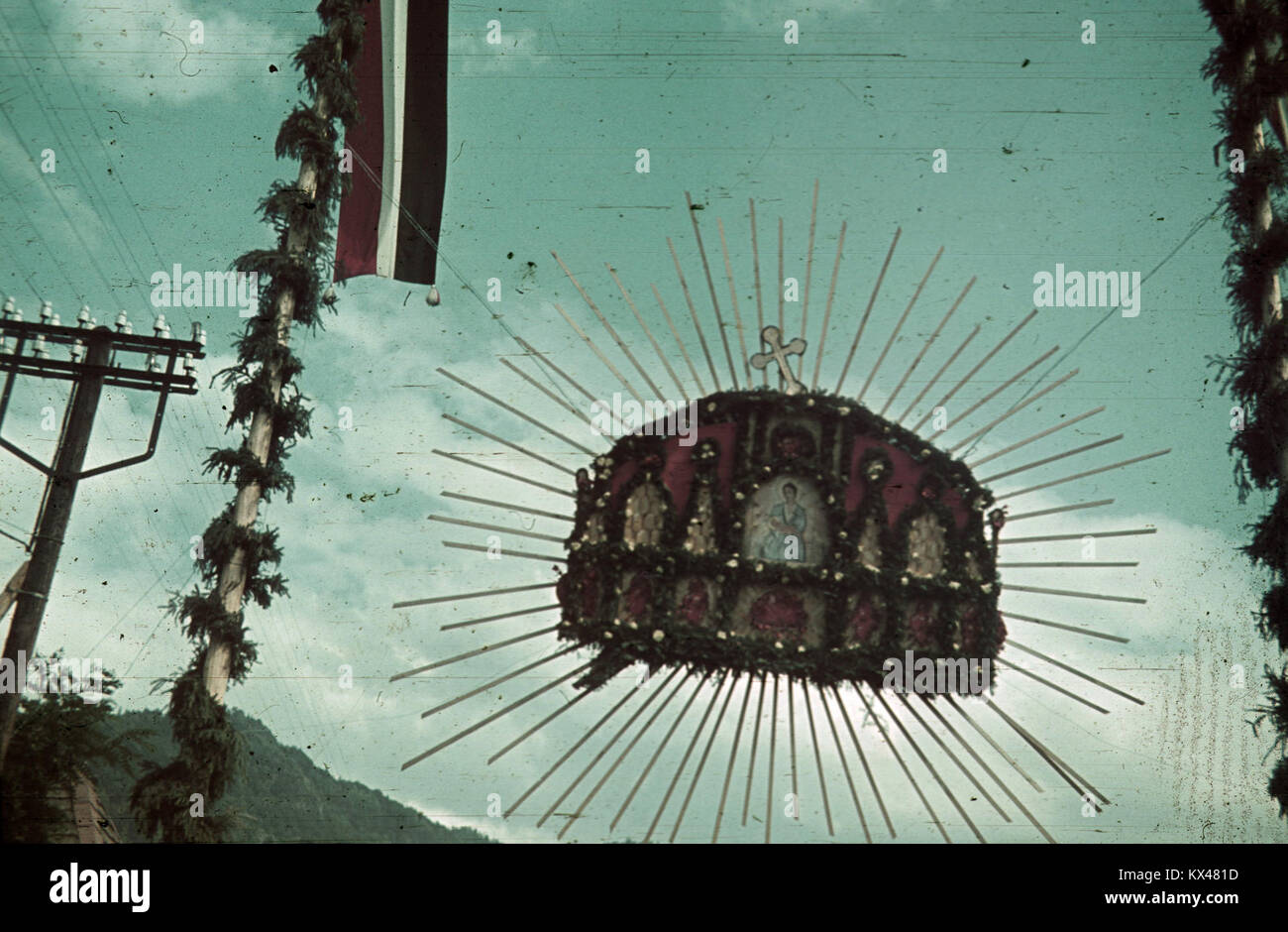 Une photographie montrant une partie de Diadalkapu lors de l'entrée des troupes hongroises, illustrant le défilé militaire et le contexte historique. Banque D'Images