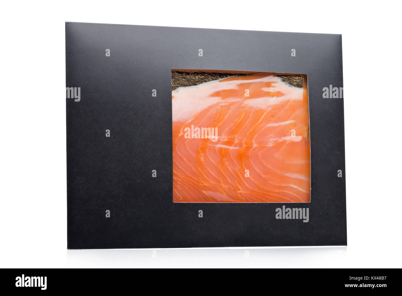 Trancher le saumon fumé frais sur une planche à découper en bois avec un  couteau de cuisine Photo Stock - Alamy