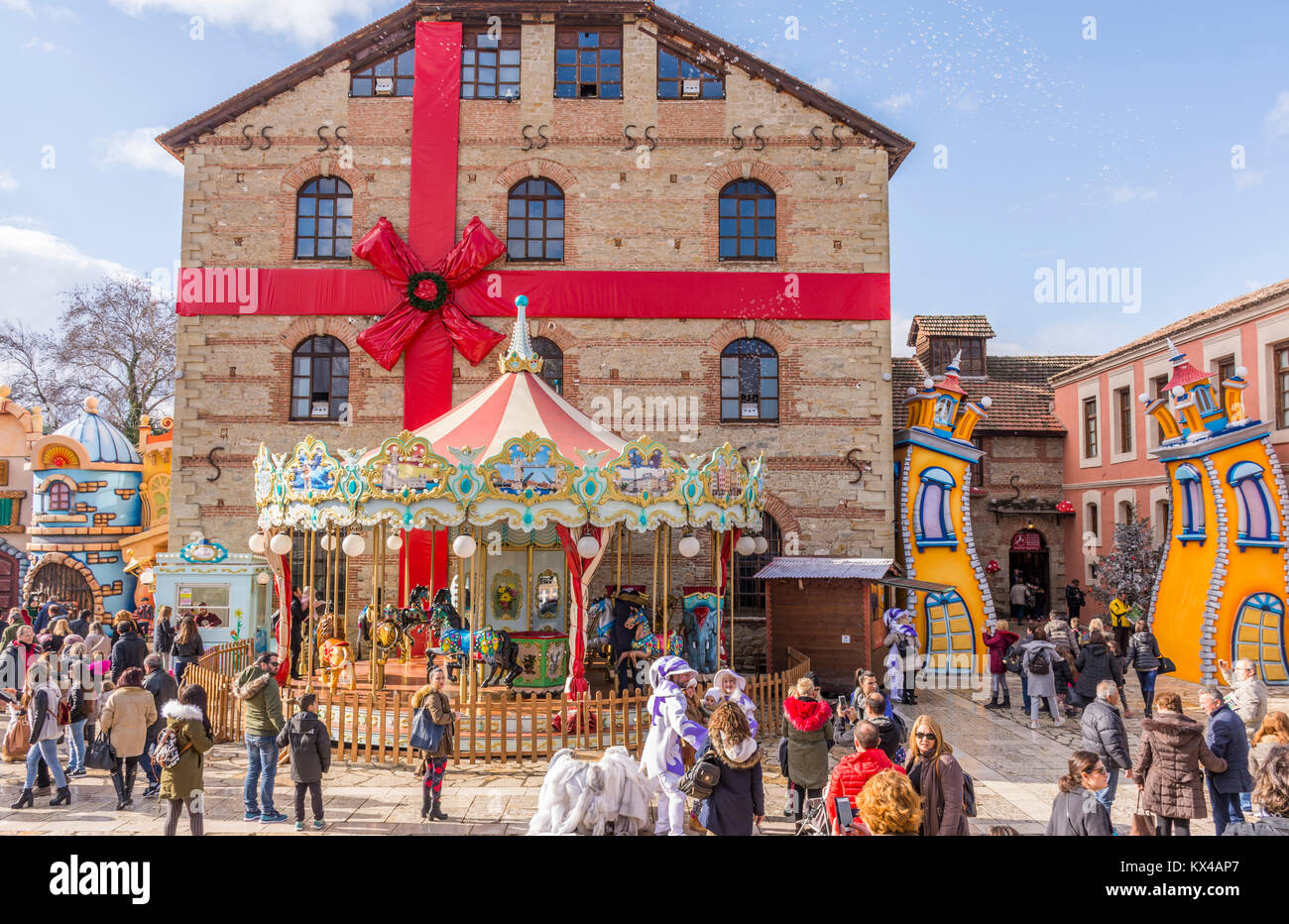 Les gens en vacances à l'usine d'Elfes, une populaire destination Noël à Trikala GRÈCE. Banque D'Images