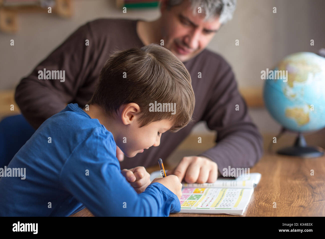 Portrait père et fils faire des mathématiques à domicile 24 Banque D'Images