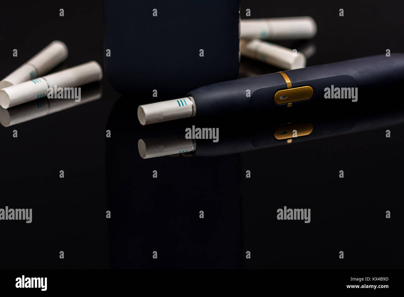 Cigarette électronique, système de chauffage du tabac sur fond noir Photo  Stock