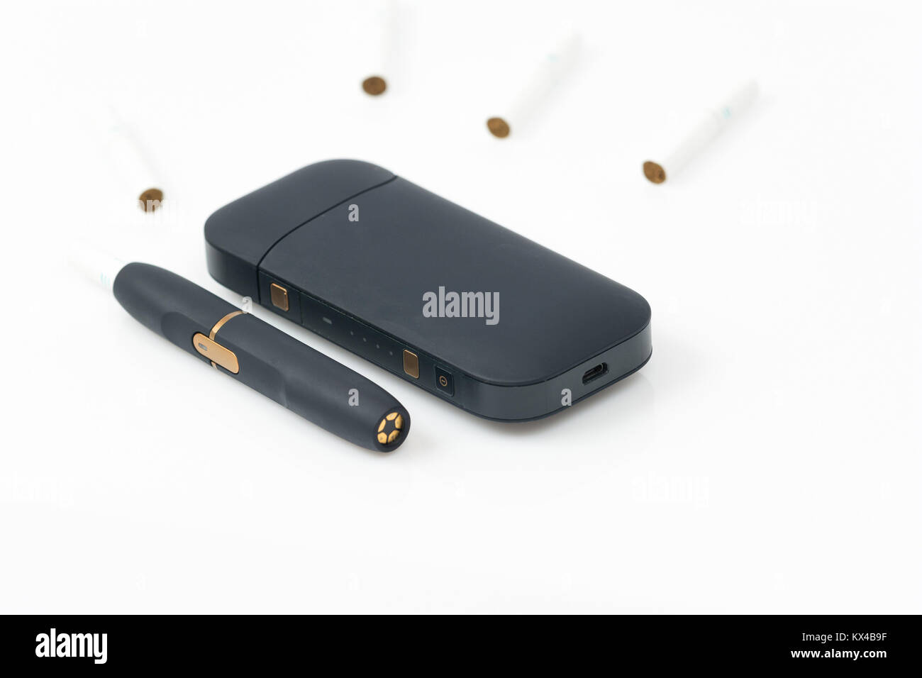 Nouvelle cigarette lectronique, systme de chauffage tabac isol sur fond  blanc Photo Stock - Alamy