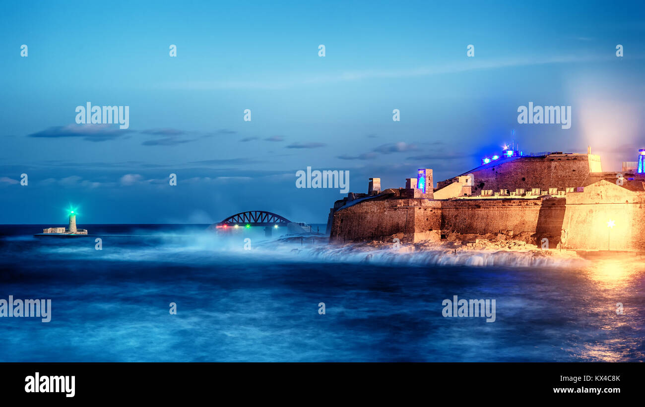La Valette, Malte : Fort Saint Elmo, Forti Sant Lermu de nuit Banque D'Images