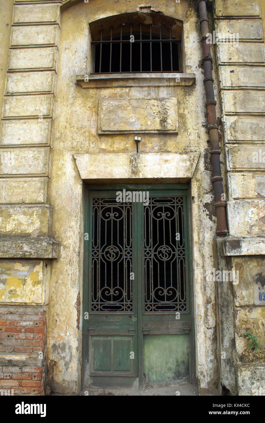 Ancien bâtiment colonial français dans le centre de Hanoi, Vietnam Banque D'Images