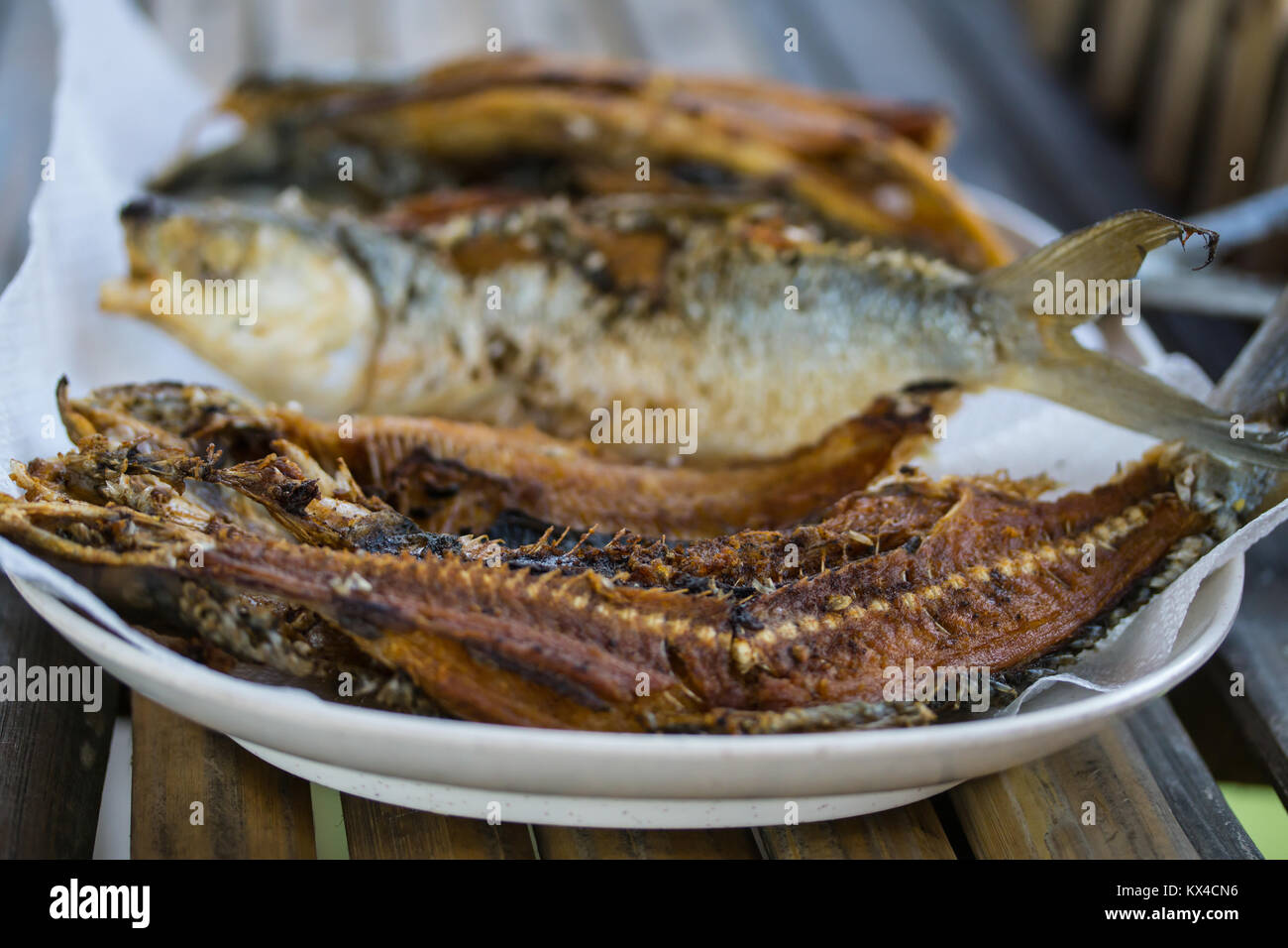 Tout frits cuits,style Bangus philippins croustillant et croquant. Banque D'Images