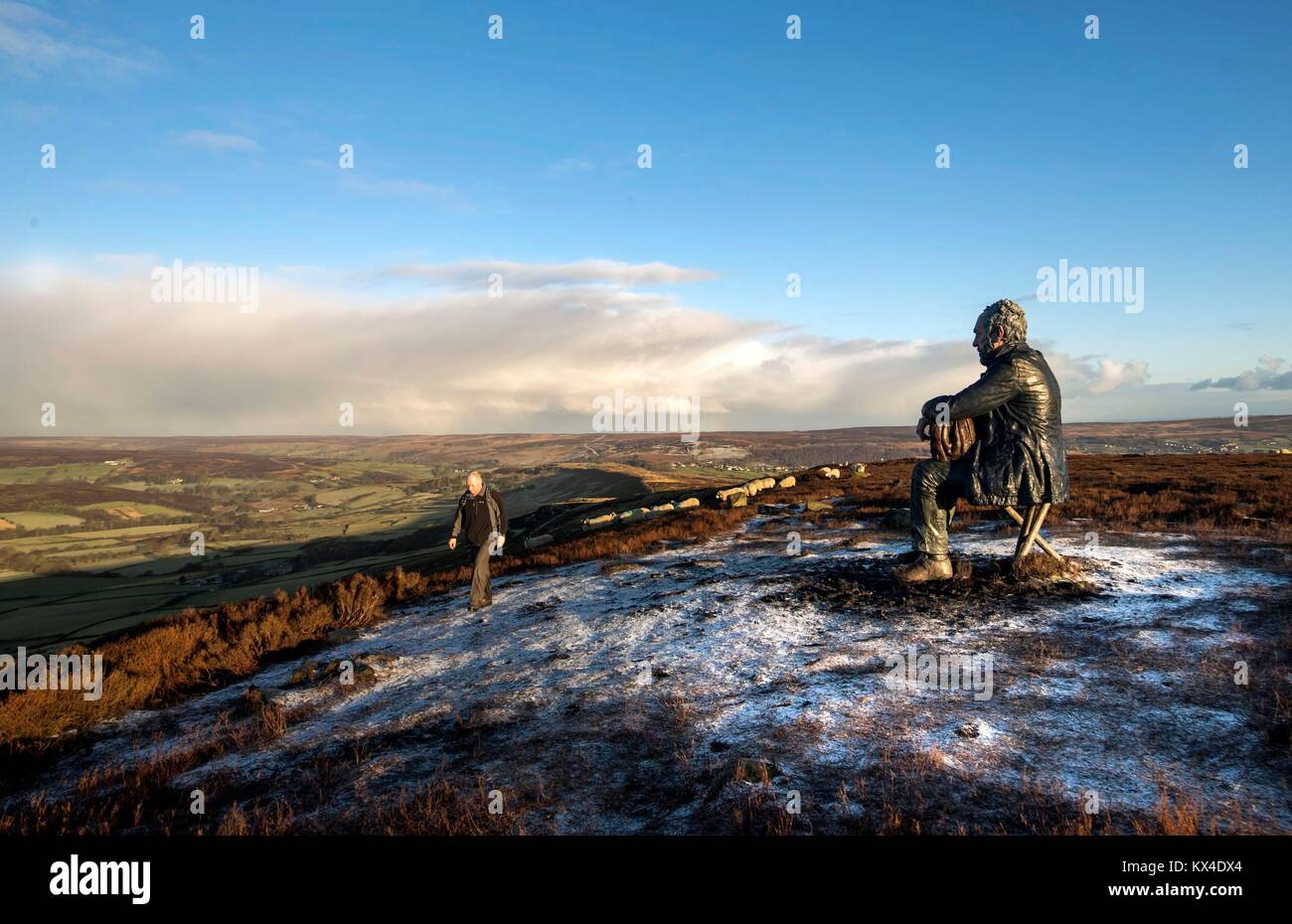 A 3m de haut sculpture en bronze intitulée personnage assis par l'artiste Sean Henry se trouve en cas de gel dans la région de North York Moors National Park, comme une vague de froid frappe la France. Banque D'Images