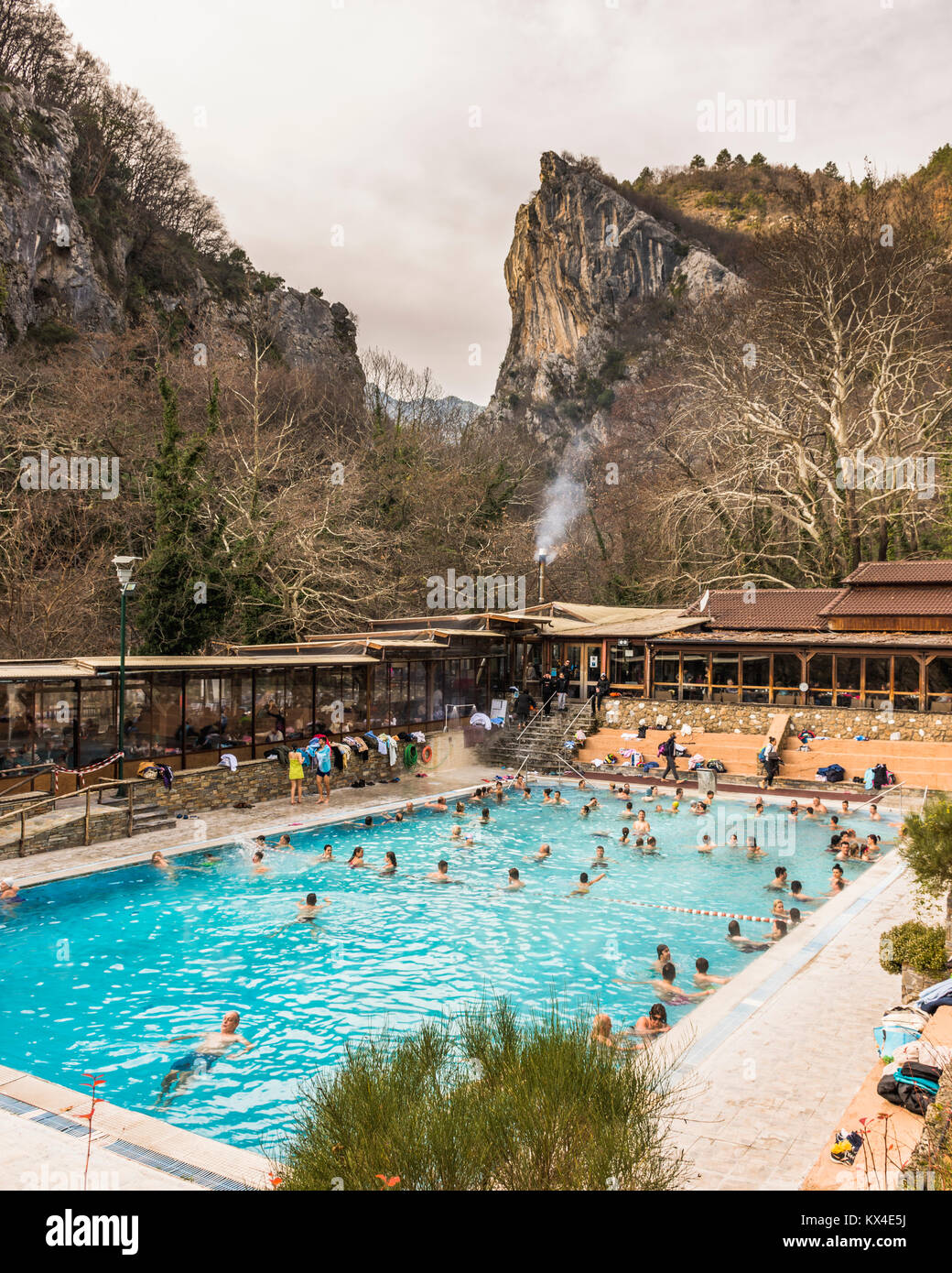 Les gens en vacances au thermes populaires à Aridaia Grèce.l'homme a fait et piscines naturelles rempli de hot steamy,de l'eau courant le long de la gorge Banque D'Images