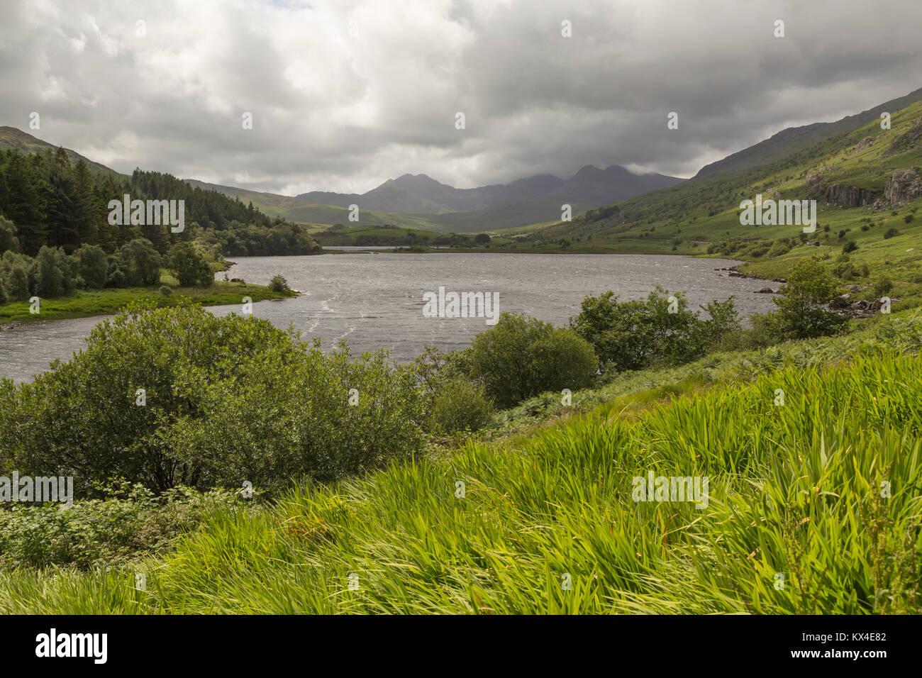 Image de la belle Llynnau Mymbyr lac, entouré par les montagnes de Snowdonia, le Nord du Pays de Galles, Royaume-Uni. Banque D'Images