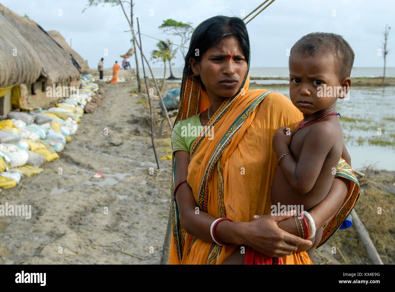 L'INDE, le Bengale occidental, Ganges River delta Sundarbans , Sagar Island , digue brisée en raison de l'érosion de la mer, les cyclones et la montée du niveau de la mer / Westbengalen Gangesdelta Sunderbans indien, l'île de Sagar , vom , zerstoerter Deich Banque D'Images