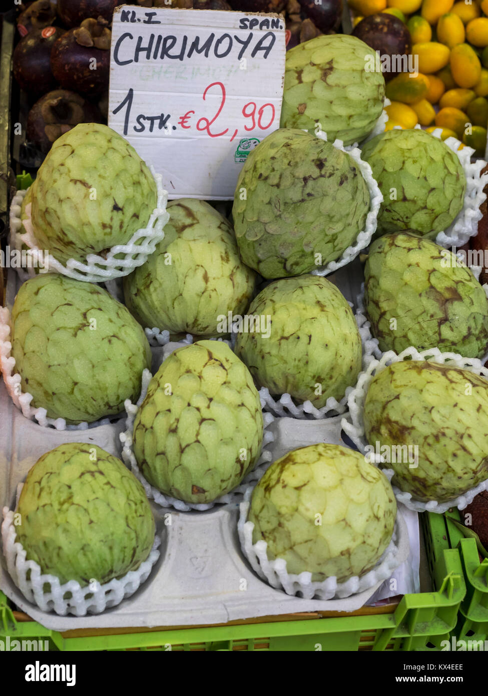 VIENNE, AUTRICHE - 04 DÉCEMBRE 2017 : fruits sud-américains Cherimoya (Chirimoya) en vente sur le marché Naschmarkt Banque D'Images