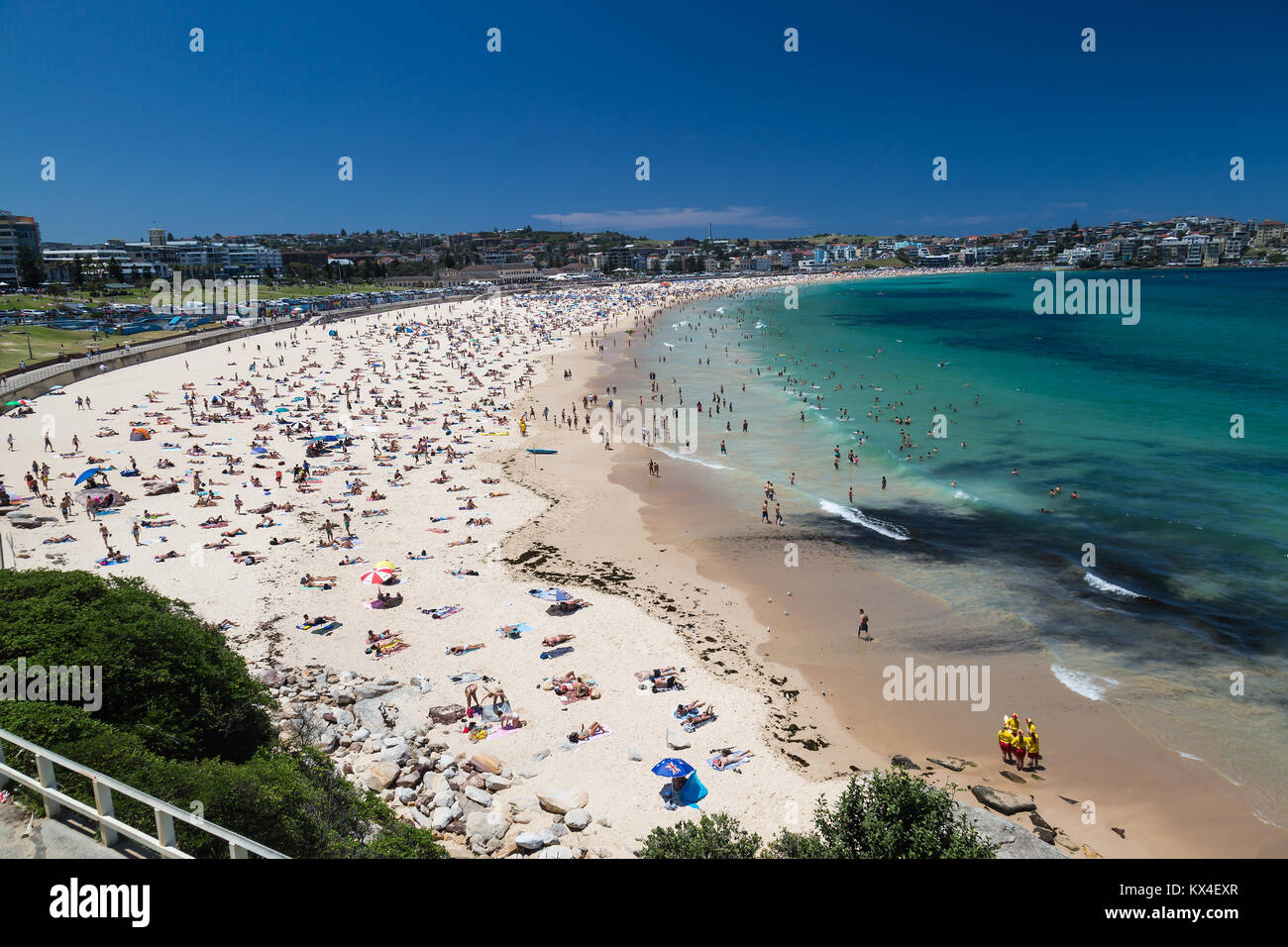 La foule sur la plage de Bondi, à Sydney, en Australie. Banque D'Images