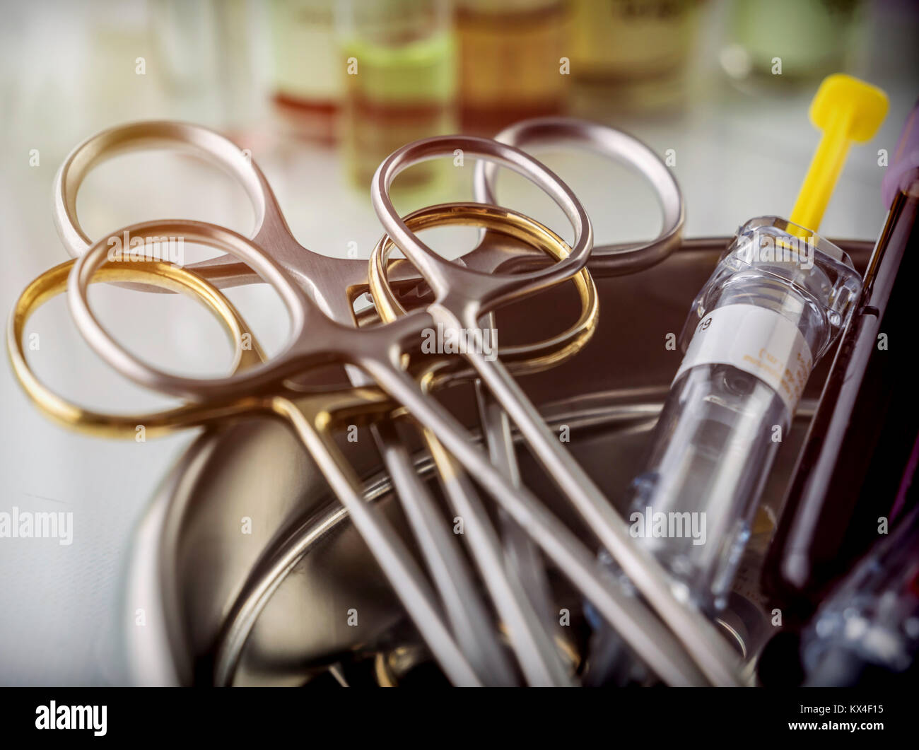 Les ciseaux et les flacons d'échantillons de sang dans un bac sur une table d'un hôpital, conceptual image Banque D'Images