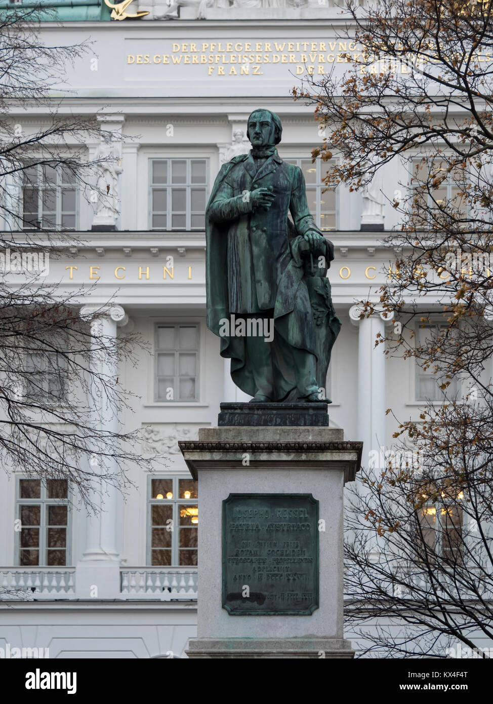 VIENNE, AUTRICHE - 04 DÉCEMBRE 2017 : statue commémorative de l'inventeur autrichien-tchèque Joseph Ludwig Franz Ressel Banque D'Images